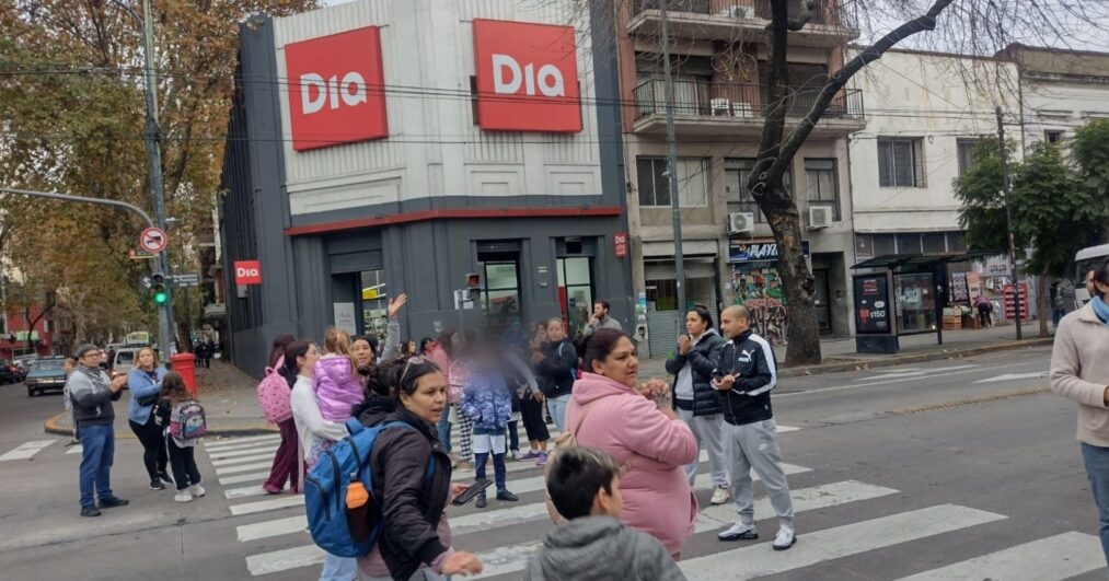 Protesta en una escuela de La Boca por la presencia de ratas - Pura Ciudad