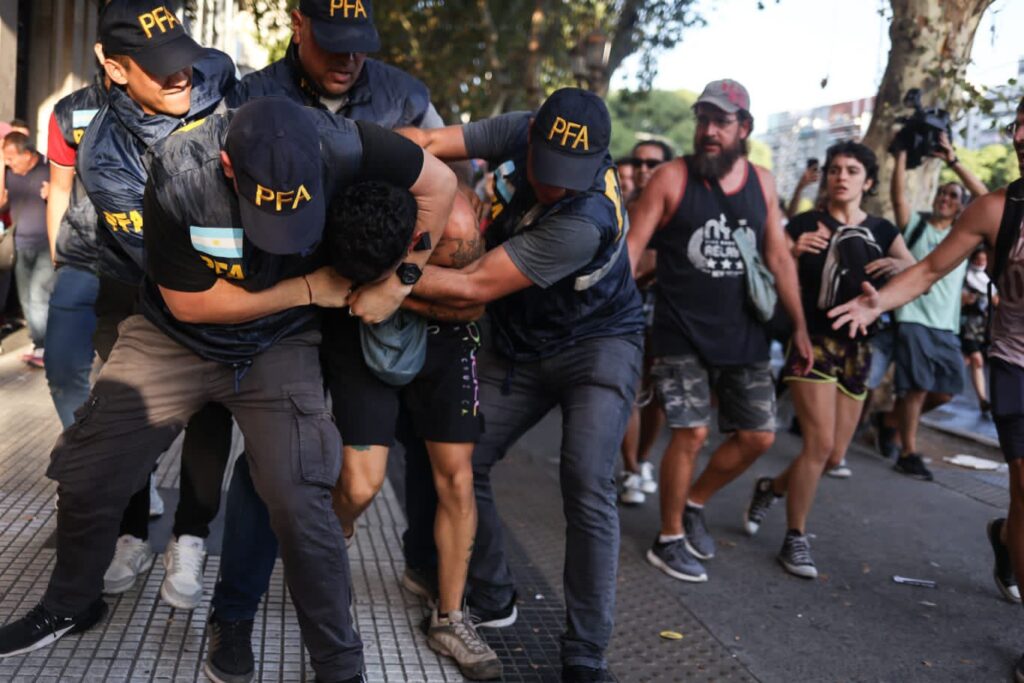 Al menos un detenido tras los incidentes y la represión frente al Congreso - Pura Ciudad