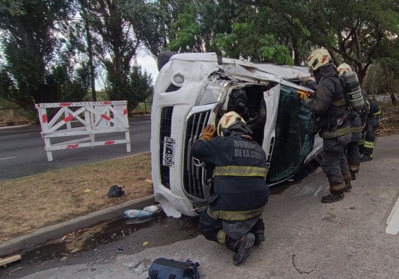 Choque y vuelco de una camioneta en el sur porteño: rescataron al ...